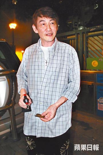 【變得滄桑】■消失23年的吳啟明是吳啟華的胞兄,日前被本報在中環捕獲,樣子變得帶滄桑感。【手勢熟練】■吳啟明與友人在自己投資的中環餐廳食飯,其間一度走出餐廳食雪茄。【嗒番兩杯】■飯局時吳啟明連飲紅酒和白酒,非常識嘆。■吳啟明在經典劇《大時代》中飾演丁蟹鄭少秋的兒子旺蟹。劇照吳啟華 資料圖片 【變得滄桑】■消失23年的吳啟明是吳啟華的胞兄,日前被本報在中環捕獲,樣子變得帶滄桑感。【手勢熟練】■吳啟明與友人在自己投資的中環餐廳食飯,其間一度走出餐廳食雪茄。【嗒番兩杯】■飯局時吳啟明連飲紅酒和白酒,非常識嘆。■吳啟明在經典劇《大時代》中飾演丁蟹鄭少秋的兒子旺蟹。劇照吳啟華 資料圖片