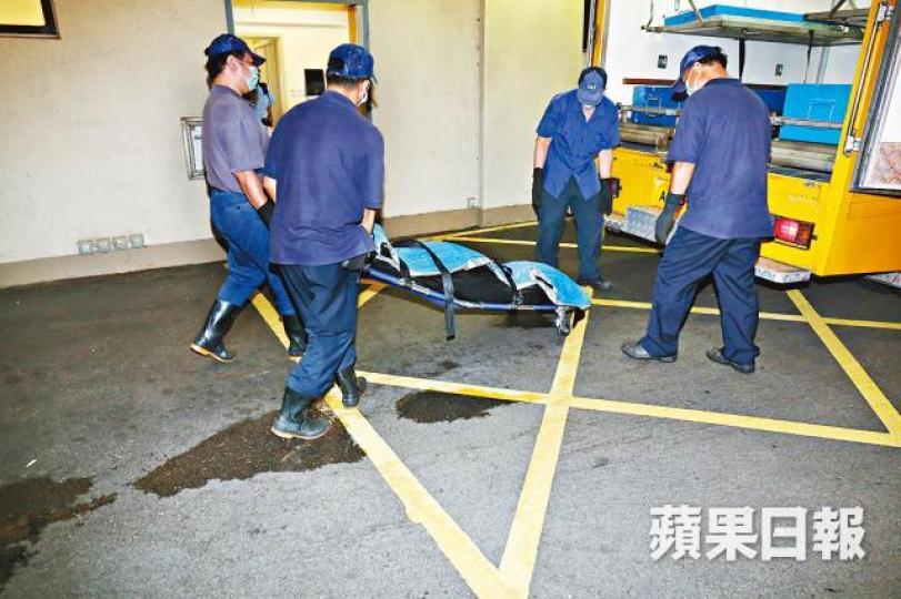 ■跳橋身亡青年屍體移送至殮房。 ■跳橋身亡青年屍體移送至殮房。