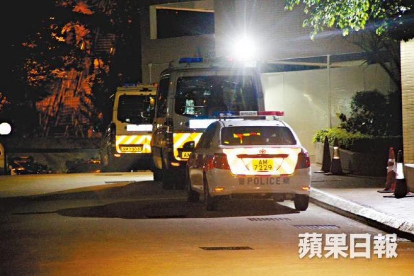 ■大圍愉景花園有女子墮斃,警員到場調查。 ■大圍愉景花園有女子墮斃,警員到場調查。