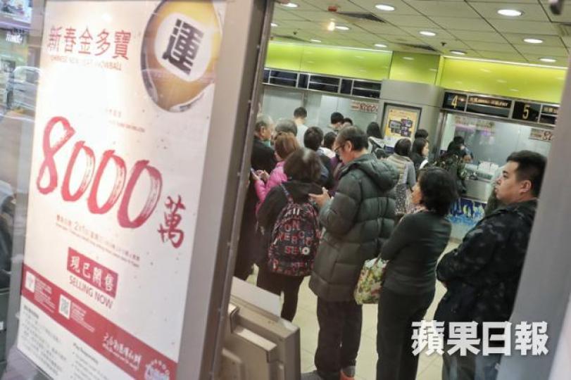 ■買六合彩很容易就能買得到,而且回報非常大,所以很多人都覺得值得付出這一點點的金錢與時間,博取中獎的機會。 ■買六合彩很容易就能買得到,而且回報非常大,所以很多人都覺得值得付出這一點點的金錢與時間,博取中獎的機會。