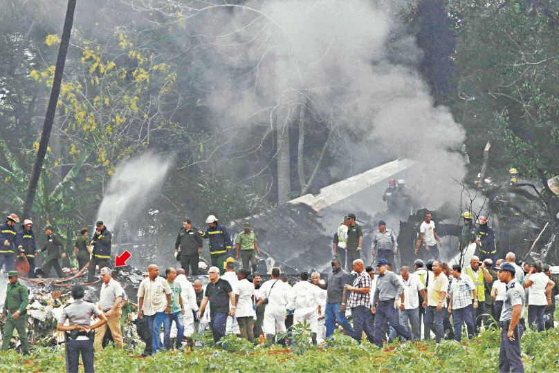 ■肇事客機墜毀爆炸起火,消防員到場灌救;領袖迪亞斯卡內爾(箭嘴示)到場視察。 美聯社■醫護人員搶救空難其中一名生還者。路透社■消防員以屍袋運走罹難者屍體。美聯社 ■肇事客機墜毀爆炸起火,消防員到場灌救;領袖迪亞斯卡內爾(箭嘴示)到場視察。 美聯社■醫護人員搶救空難其中一名生還者。路透社■消防員以屍袋運走罹難者屍體。美聯社
