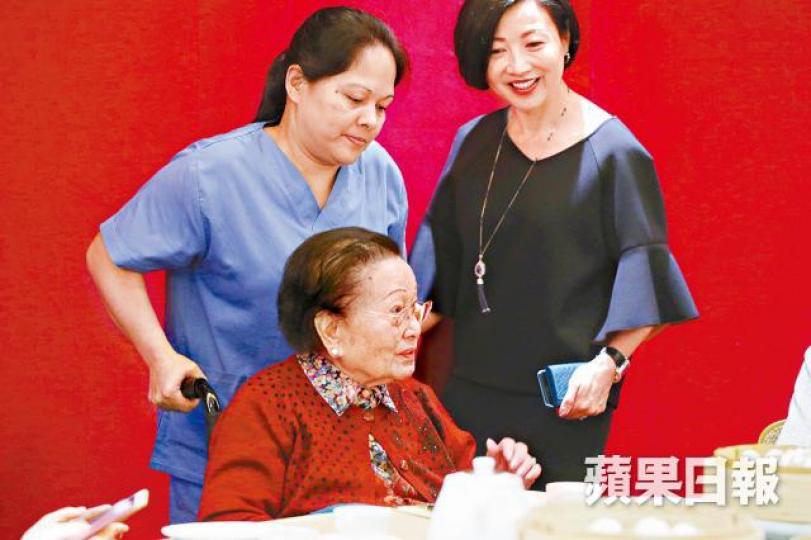 ■羅老太曾稱貼身家傭May姐原來潛伏10年,監視她的一舉一動。資料圖片 ■羅老太曾稱貼身家傭May姐原來潛伏10年,監視她的一舉一動。資料圖片