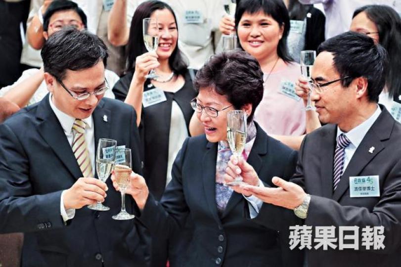 ■林鄭月娥昨向葉建源(左)及馮偉華(右)祝酒。許頌明攝 ■林鄭月娥昨向葉建源(左)及馮偉華(右)祝酒。許頌明攝