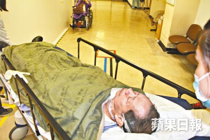 ■被斬六旬漢頸及後腦受傷,送院救治。胡恩宏攝■傷者女友人陪同到醫院。 ■被斬六旬漢頸及後腦受傷,送院救治。胡恩宏攝■傷者女友人陪同到醫院。