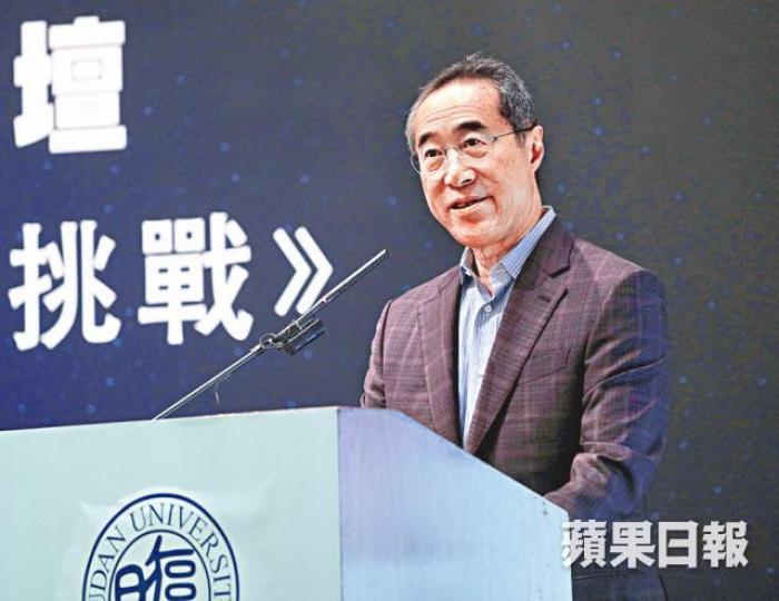 ■唐英年為復旦大學香港校友會舉辦的論壇演講。 ■唐英年為復旦大學香港校友會舉辦的論壇演講。