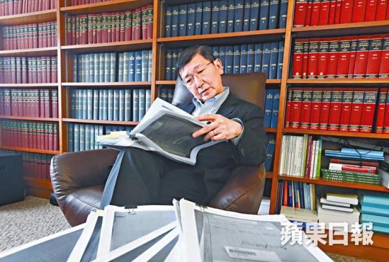■陳文敏憶述當年聽到風聲指,中方擔心英方會在回歸前通過一系列法律對己方不利,因此提早成立機構審查香港法律。王子俊攝■檔案揭示中方早於1990年秘密在香港成立機構審查法律(左圖);及時任律政署助理律政專員戴啟思,曾在英方內部討論引用陳文敏有關《人權法》建議的文章(右圖)。■陳文敏當年在《The News Gazet》發表的文章,曾被戴啟思引用。 ■陳文敏憶述當年聽到風聲指,中方擔心英方會在回歸前通過一系列法律對己方不利,因此提早成立機構審查香港法律。王子俊攝■檔案揭示中方早於1990年秘密在香港成立機構審查法律(左圖);及時任律政署助理律政專員戴啟思,曾在英方內部討論引用陳文敏有關《人權法》建議的文章(右圖)。■陳文敏當年在《The News Gazet》發表的文章,曾被戴啟思引用。