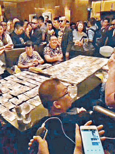 ■網上流傳的相片中,「馬拉王子」將500元港紙鋪滿長枱。■「馬拉王子」 ■網上流傳的相片中,「馬拉王子」將500元港紙鋪滿長枱。■「馬拉王子」