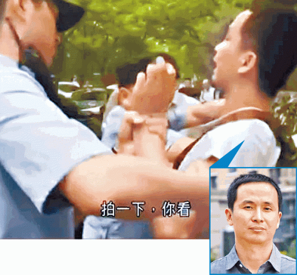 ■謝燕益助記者取回記者證同遭暴力對待。now新聞畫面 ■謝燕益助記者取回記者證同遭暴力對待。now新聞畫面