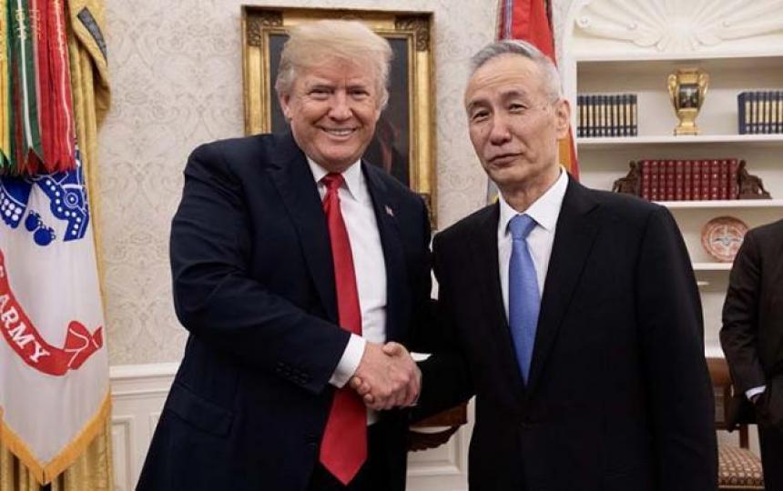 ■特朗普(左)接見劉鶴40多分鐘,其後於其Twitter上張貼了二人笑臉盈盈的握手照。 互聯網圖片 ■特朗普(左)接見劉鶴40多分鐘,其後於其Twitter上張貼了二人笑臉盈盈的握手照。 互聯網圖片