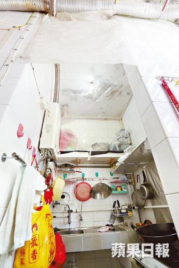 ■有居民的廚房天花嚴重剝落,需自製膠紙封頂,防灰塵落在食物上。 ■有居民的廚房天花嚴重剝落,需自製膠紙封頂,防灰塵落在食物上。
