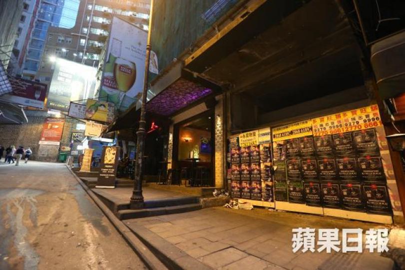 ■警方收到市民報案,稱在蘭桂坊失去財物及信用卡,經調查後拘捕3名男女。資料圖片 ■警方收到市民報案,稱在蘭桂坊失去財物及信用卡,經調查後拘捕3名男女。資料圖片