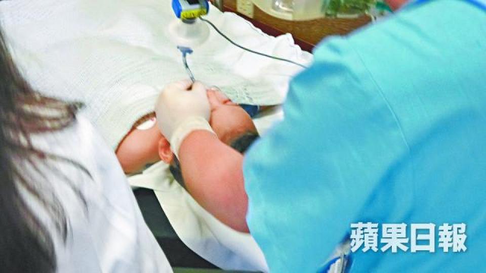 ■遇溺男嬰送院搶救,情況危殆。溫文學攝 ■遇溺男嬰送院搶救,情況危殆。溫文學攝