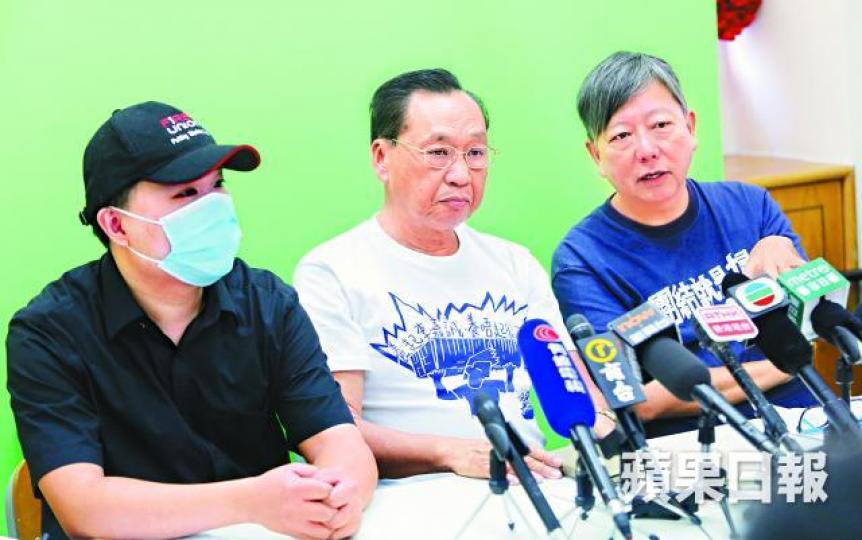 ■保安員秋叔(中)5年來只獲發最低工資,惟有慳住使;李卓人(右)亦指最低工資追不上通脹。 ■保安員秋叔(中)5年來只獲發最低工資,惟有慳住使;李卓人(右)亦指最低工資追不上通脹。