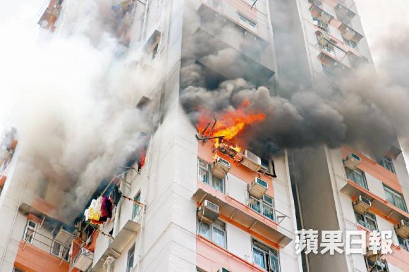 ■香城大廈9樓單位火光熊熊。詹家志攝■附近街道煙霧瀰漫,疏散居民均掩住口鼻。■肇事單位姓陳女住戶在證實女兒安全後才鬆一口氣。 ■香城大廈9樓單位火光熊熊。詹家志攝■附近街道煙霧瀰漫,疏散居民均掩住口鼻。■肇事單位姓陳女住戶在證實女兒安全後才鬆一口氣。