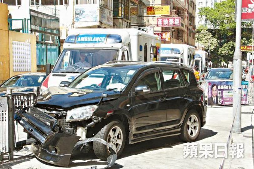 ■私家車撞欄後煞停,車頭嚴重損毀。 ■私家車撞欄後煞停,車頭嚴重損毀。