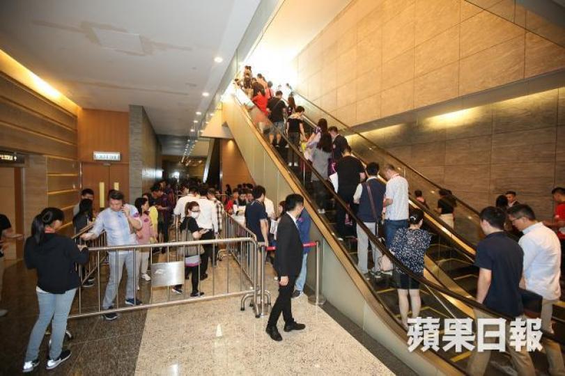 ■晉海II售樓處昨人頭湧湧。 ■晉海II售樓處昨人頭湧湧。