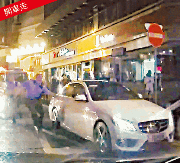 ■平治司機被驚醒後突踩油,警員追前拍打車窗要求停車。互聯網■警員取出伸縮警棍卻不小心甩手(箭嘴示)。■平治撞向救護車車尾損漽,肇事司機(圓圖)被捕。 ■平治司機被驚醒後突踩油,警員追前拍打車窗要求停車。互聯網■警員取出伸縮警棍卻不小心甩手(箭嘴示)。■平治撞向救護車車尾損漽,肇事司機(圓圖)被捕。