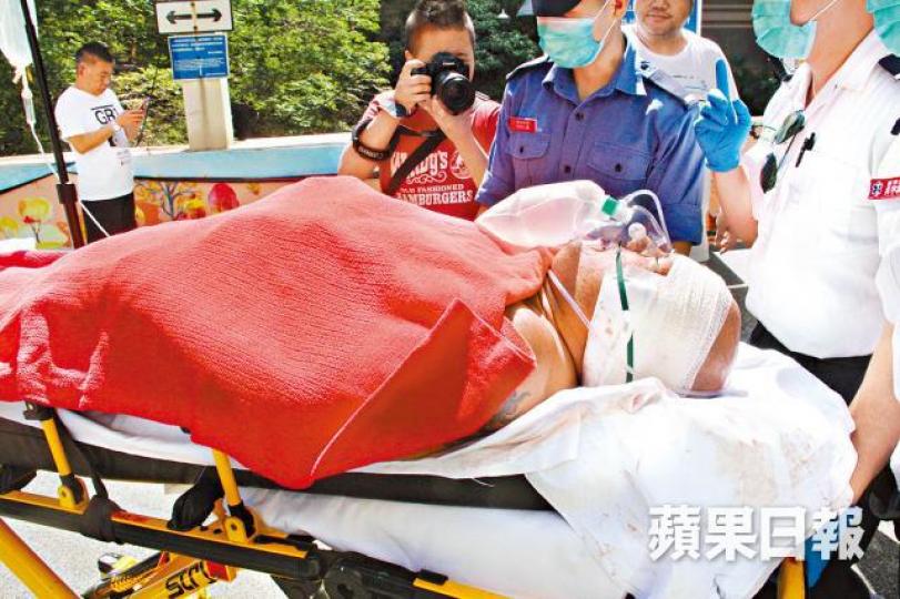 ■受傷男子身中至少三刀被送院。 ■受傷男子身中至少三刀被送院。