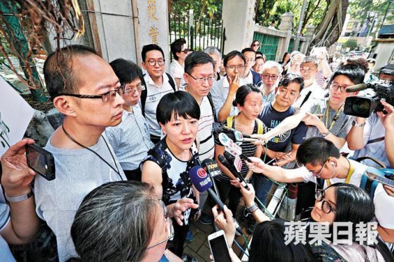 ■民政事務專員黃何詠詩、地政總署主任林銳芳及樹木辦總監高韻儀昨與一群自稱街坊的人到場撐斬樹。 ■民政事務專員黃何詠詩、地政總署主任林銳芳及樹木辦總監高韻儀昨與一群自稱街坊的人到場撐斬樹。