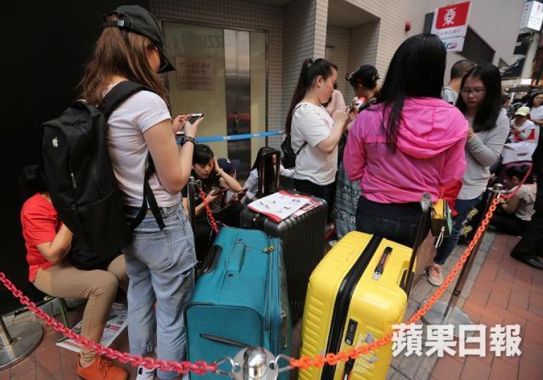 ■深圳購物團湧港,一早在百貨公司外大排長龍等掃貨。 資料圖片 ■深圳購物團湧港,一早在百貨公司外大排長龍等掃貨。 資料圖片