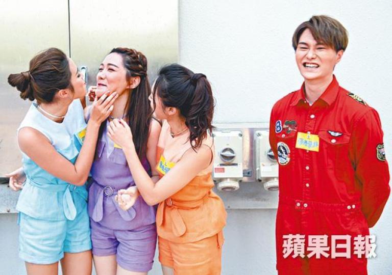 ■後日生日的劉穎鏇(左一)昨日在活動上捉着湯洛雯(左二)作狀咀嘴。■張寶兒透露男友因喪父非常悲傷。 ■後日生日的劉穎鏇(左一)昨日在活動上捉着湯洛雯(左二)作狀咀嘴。■張寶兒透露男友因喪父非常悲傷。