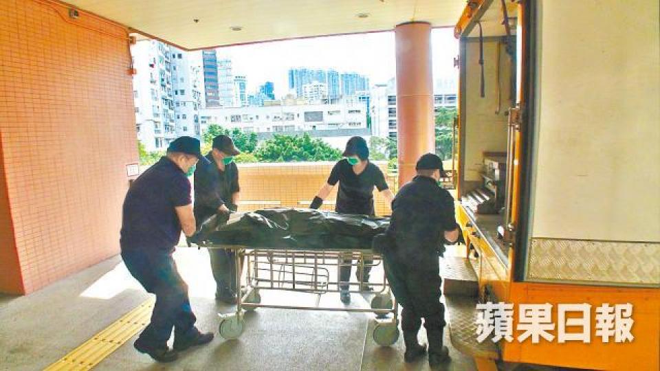 ■仵工將死者遺體移走。 ■仵工將死者遺體移走。