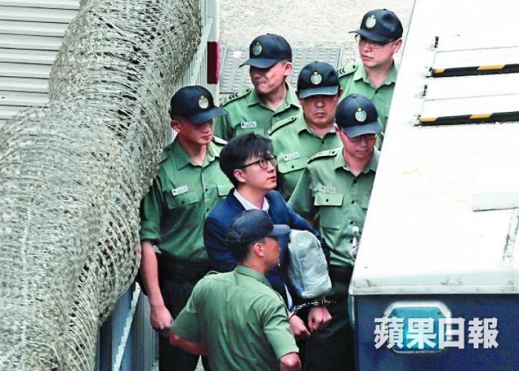 ■梁天琦昨在荔枝角收押所乘坐囚車出庭應訊。夏家朗攝 ■梁天琦昨在荔枝角收押所乘坐囚車出庭應訊。夏家朗攝