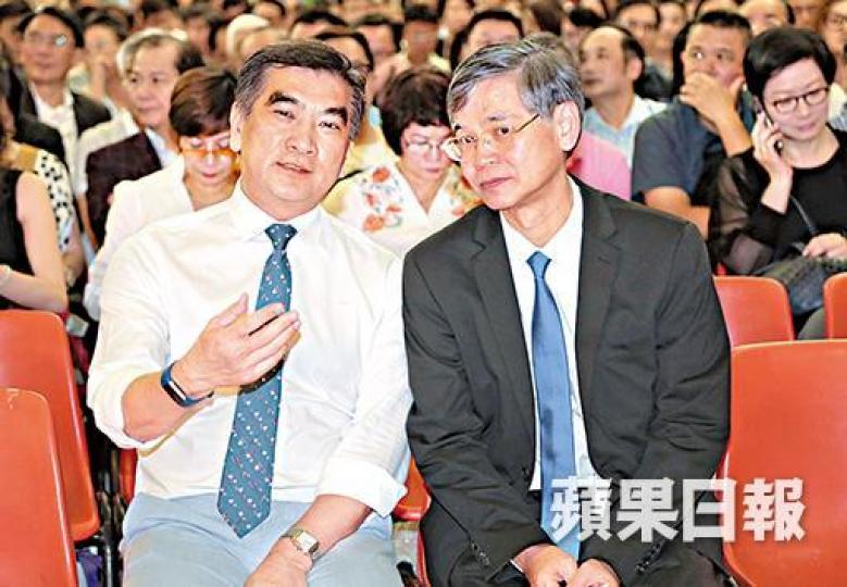■鍾國斌(左)昨稱羅致光(右)有誠意聽意見。伍家亮攝 ■鍾國斌(左)昨稱羅致光(右)有誠意聽意見。伍家亮攝