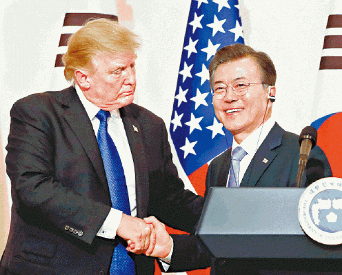 ■特朗普致電文在寅商討北韓立場反覆問題,圖為兩人去年11月在南韓會面。 ■特朗普致電文在寅商討北韓立場反覆問題,圖為兩人去年11月在南韓會面。