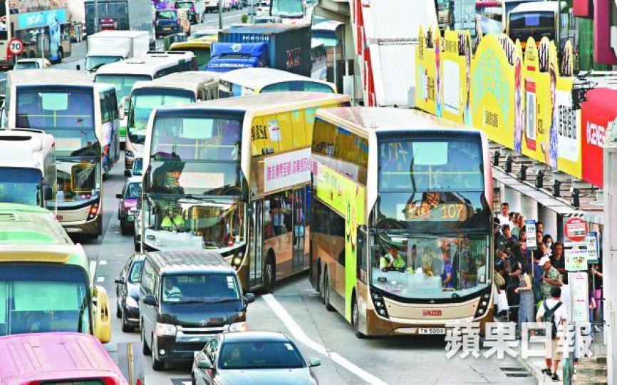 ■三間巴士公司車長擬按章工作,料紅隧收費廣場巴士站成重災區。 ■三間巴士公司車長擬按章工作,料紅隧收費廣場巴士站成重災區。