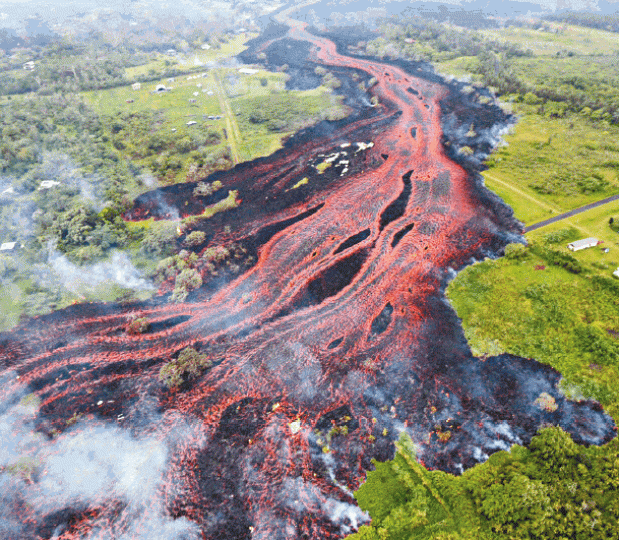 ■岩漿在大島地面裂縫溢出成河。美聯社■岩漿流到太平洋結合海水後,產生有毒霧霾。美聯社 ■岩漿在大島地面裂縫溢出成河。美聯社■岩漿流到太平洋結合海水後,產生有毒霧霾。美聯社