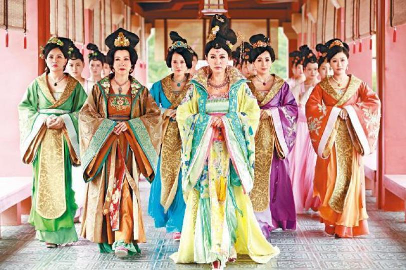 ■無綫重頭劇《深宮計》前晚在無綫翡翠台首播,但原定同步播放的騰訊網則未能如期開播。《深宮計》劇照■騰訊前晚深夜在微博指《宮》劇因故而暫時延期。 ■無綫重頭劇《深宮計》前晚在無綫翡翠台首播,但原定同步播放的騰訊網則未能如期開播。《深宮計》劇照■騰訊前晚深夜在微博指《宮》劇因故而暫時延期。