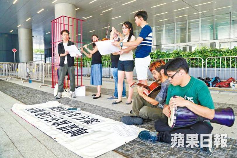 ■團體代表演奏改編版國歌,指《國歌法》立法後將變犯法。許頌明攝 ■團體代表演奏改編版國歌,指《國歌法》立法後將變犯法。許頌明攝