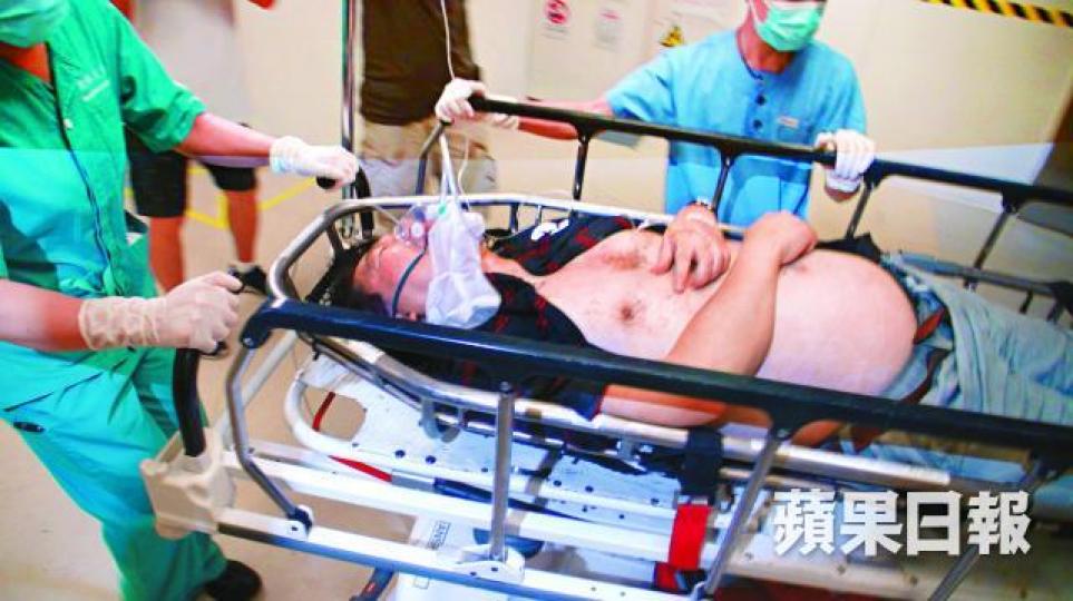■行山中暑暈倒男子送院搶救後情況危殆。鄭大康攝 ■行山中暑暈倒男子送院搶救後情況危殆。鄭大康攝