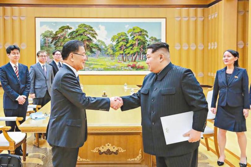 ■美國不少官員認為鄭義溶(左)向特朗普誇大了金正恩的棄核意願。 ■美國不少官員認為鄭義溶(左)向特朗普誇大了金正恩的棄核意願。