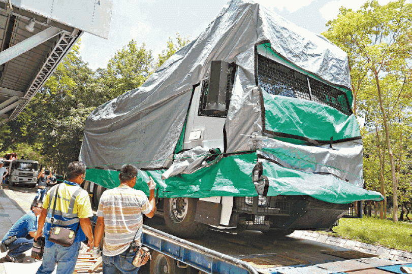 ■水炮車昨運抵港,車身被銀色反光布覆蓋。 ■水炮車昨運抵港,車身被銀色反光布覆蓋。