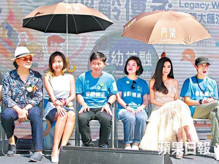 ■溫碧霞(右二)和大AL(左一)昨出席戶外活動,有大傘遮蔭。 ■溫碧霞(右二)和大AL(左一)昨出席戶外活動,有大傘遮蔭。