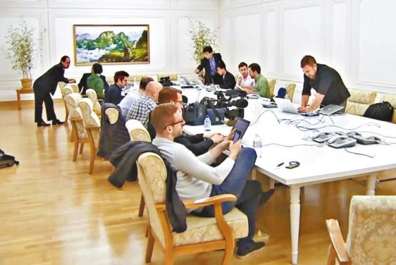 ■抵達元山的外國記者在酒店安排上網連線。美聯社 ■抵達元山的外國記者在酒店安排上網連線。美聯社