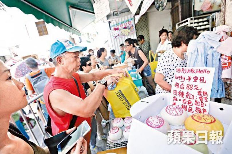■平安包為每年太平清醮的特色食品,遊人爭相購買。王心義攝 ■平安包為每年太平清醮的特色食品,遊人爭相購買。王心義攝