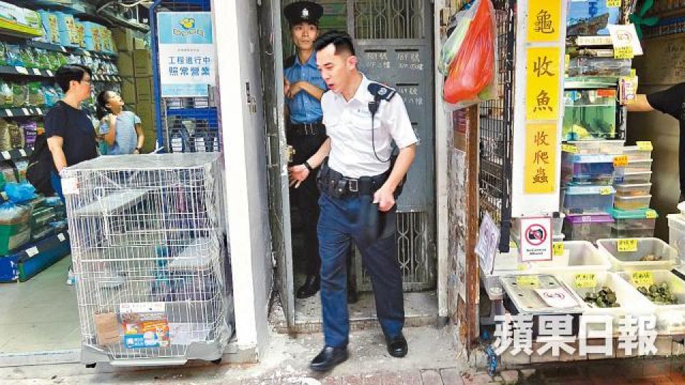 ■警方昨在懷疑兇案第一現場拘捕一名疑犯,事後在場調查。■東涌港珠澳大橋地盤月初揭發垃圾袋藏屍案。 ■警方昨在懷疑兇案第一現場拘捕一名疑犯,事後在場調查。■東涌港珠澳大橋地盤月初揭發垃圾袋藏屍案。