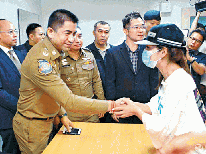 ■女事主被禁錮兩周,獲釋後向泰國警方致謝。 ■女事主被禁錮兩周,獲釋後向泰國警方致謝。