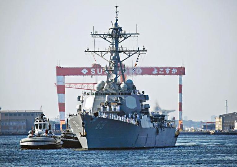 ■「米利厄斯號」昨天進駐日本橫須賀基地。路透社■有船員家人在基地持牌歡迎「米利厄斯號」。 ■「米利厄斯號」昨天進駐日本橫須賀基地。路透社■有船員家人在基地持牌歡迎「米利厄斯號」。