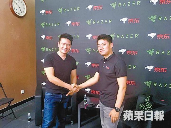 ■陳民亮(左)昨與京東任濤宣佈戰略合作計劃。 ■陳民亮(左)昨與京東任濤宣佈戰略合作計劃。