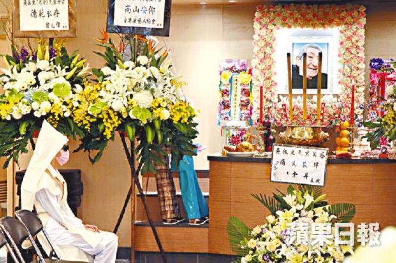 ■吳振東嘅家人噚日為佢設靈,遺孀余丹喺靈堂打點。■吳振東月初因心臟病離世,享年79歲。■姜皓文噚日喺靈堂講佢同吳振東相識20多年。■徐忠信(左)同張永漢結伴送別吳振東。 ■吳振東嘅家人噚日為佢設靈,遺孀余丹喺靈堂打點。■吳振東月初因心臟病離世,享年79歲。■姜皓文噚日喺靈堂講佢同吳振東相識20多年。■徐忠信(左)同張永漢結伴送別吳振東。