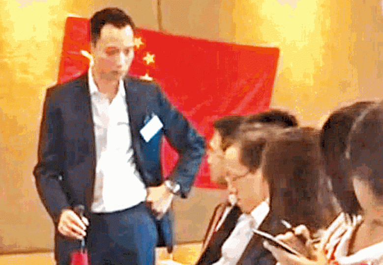 ■Chris（左）兩年前因發火趕走分析員而一戰成名。