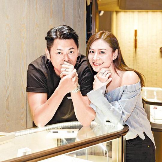 ■江若琳和未婚夫Oscar日前選婚戒,幸福滿瀉。■汪子琦曾冧掂Laura,出錢投資請江若琳(右)拍戲。互聯網圖片 ■江若琳和未婚夫Oscar日前選婚戒,幸福滿瀉。■汪子琦曾冧掂Laura,出錢投資請江若琳(右)拍戲。互聯網圖片