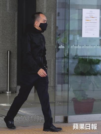 ■被告英裕泰涉在港鐵站內偷拍少女裙底。 ■被告英裕泰涉在港鐵站內偷拍少女裙底。