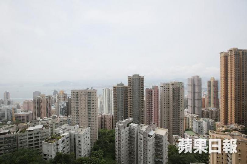 ■本港樓市持續上升,吸引多間內地財團來港「分蛋糕」。資料圖片 ■本港樓市持續上升,吸引多間內地財團來港「分蛋糕」。資料圖片