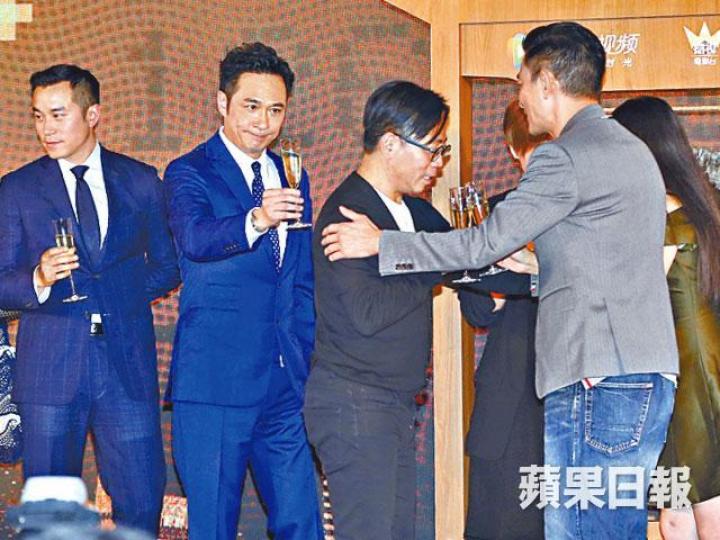 ■張孝全(左一)及吳鎮宇(左二)昨日在新劇發佈會上與劉德華祝酒。 ■張孝全(左一)及吳鎮宇(左二)昨日在新劇發佈會上與劉德華祝酒。