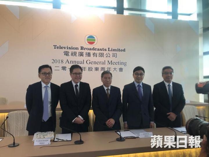 ■TVB行政總裁李寶安(中)昨表示,中國以外的版權由TVB處理,內地版權由騰訊處理。 ■TVB行政總裁李寶安(中)昨表示,中國以外的版權由TVB處理,內地版權由騰訊處理。